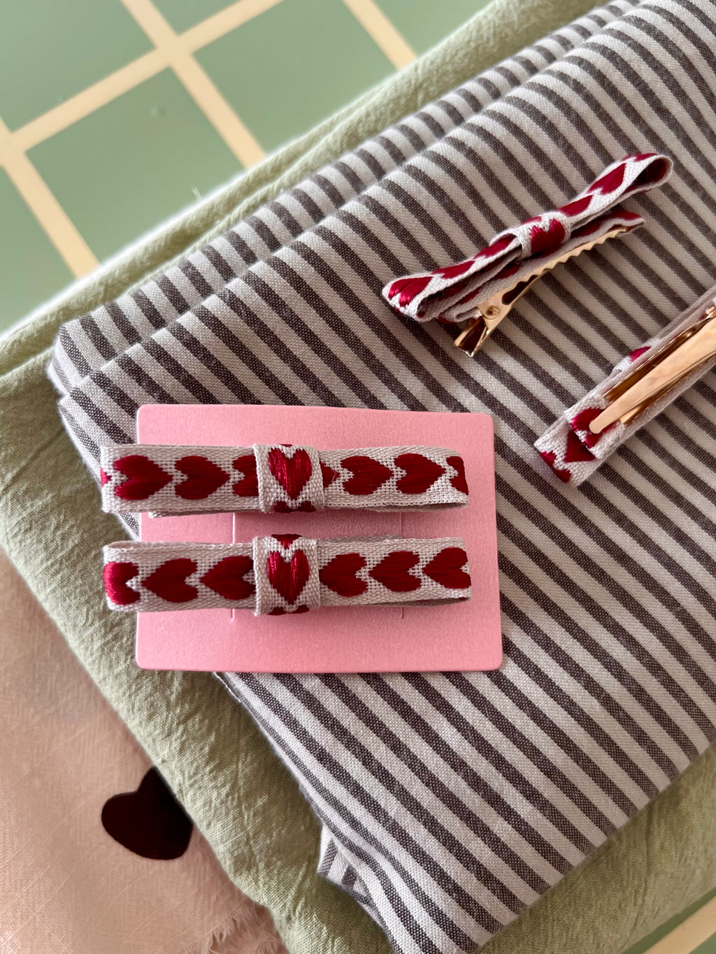 Amour d’Enfance – Lot de 2 Barrettes Cœur Rouge en Tissu | Accessoire Cheveux Fille & Femme